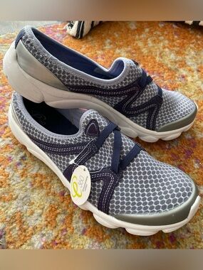 Like New Easy Spirit Riptide Slip-on Women’s Purple Sneakers Size 8.5 / 39
